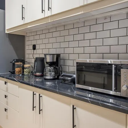 Modern Ilisian Apartment *