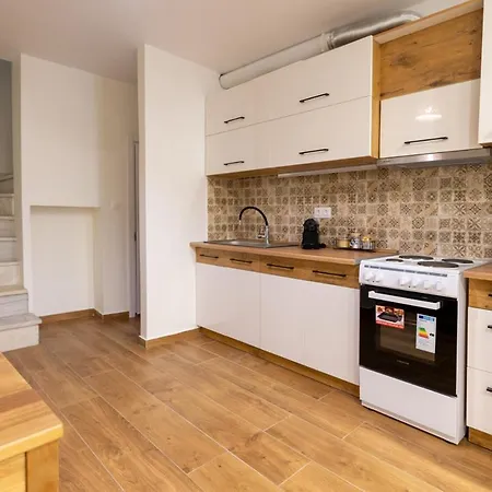 Apartment Entire Apt, Maisonette, 1 Bedroom *