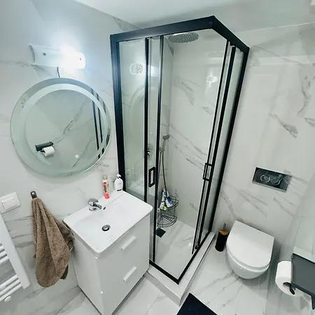 Apartment Renovated 3 Bedroom *
