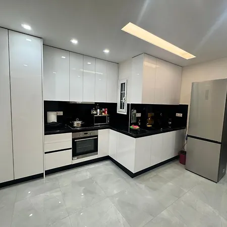 Renovated 3 Bedroom *