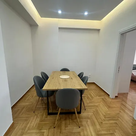 Apartment Renovated 3 Bedroom *