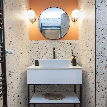 Lovely Brand New Near Victoria Metro *