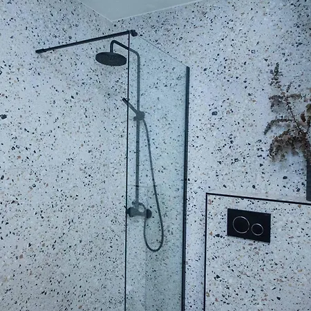 Lovely Brand New Near Victoria Metro Apartment