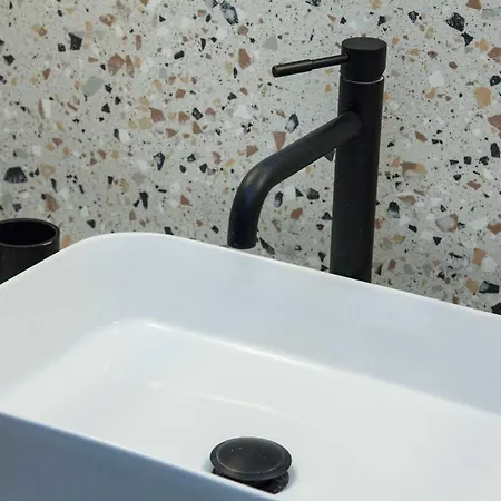 Apartment Lovely Brand New Near Victoria Metro