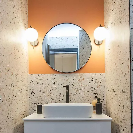 Lovely Brand New Near Victoria Metro *