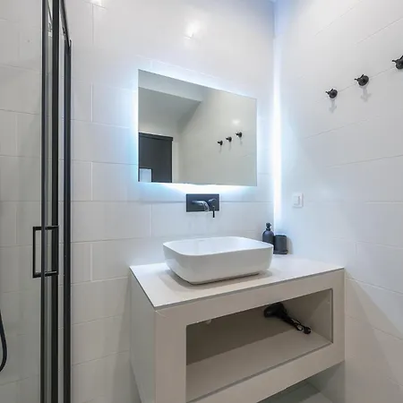 Zen-spacious, Psyri Apartment