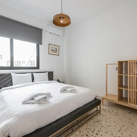 Zen-spacious, Psyri Apartment *