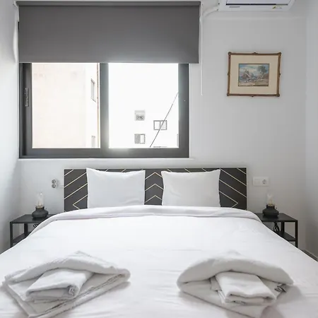 Zen-spacious, Psyri Apartment
