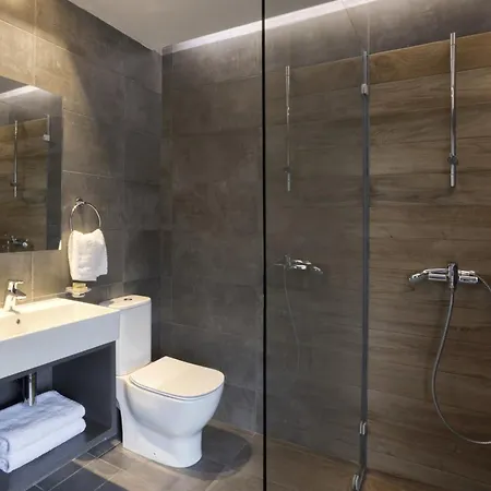 Renovated 3bdr In The Heart Of Apartment *