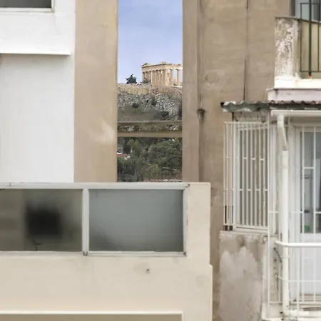Apartment Renovated 3bdr In The Heart Of *