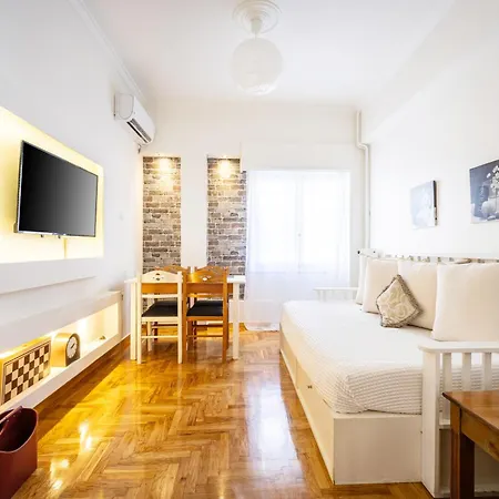 Acropolis Delux 1st Flr Aprt Up 4 Guests By Lodgespot