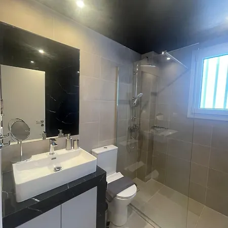 Spacious Seaside Flat At Alimos Athén