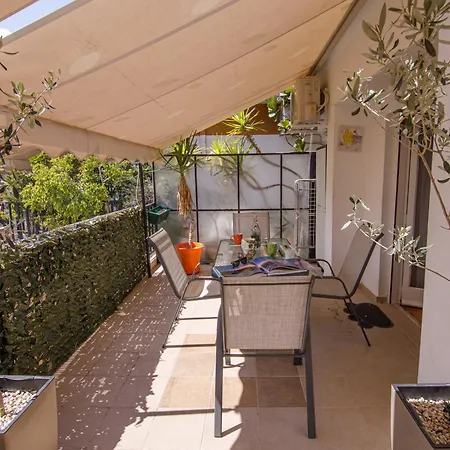 Bright Small Penthouse In The Center Of Apartment *