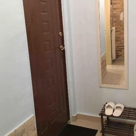 Apartment Budget Flat , 10 Min From Victoria Square *