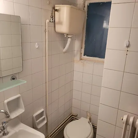 Quiet In Family House Apartment *