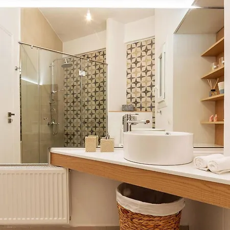 2 Bedroom With Secret Garden In The Heart Of Athens