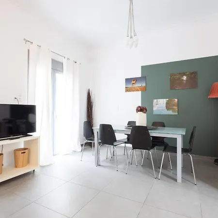 Renovated 5 Bdr House Near Acropolis - New Beds, Terrace & Yard Holiday home *