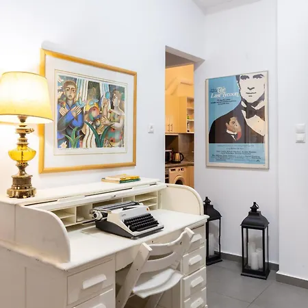 Renovated 5 Bdr House Near Acropolis - New Beds, Terrace & Yard Holiday home *