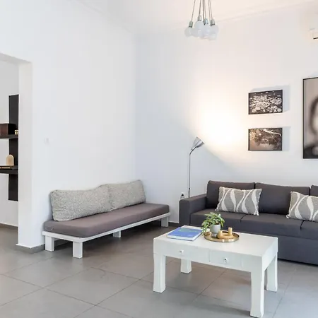 Renovated 5 Bdr House Near Acropolis - New Beds, Terrace & Yard * Atene