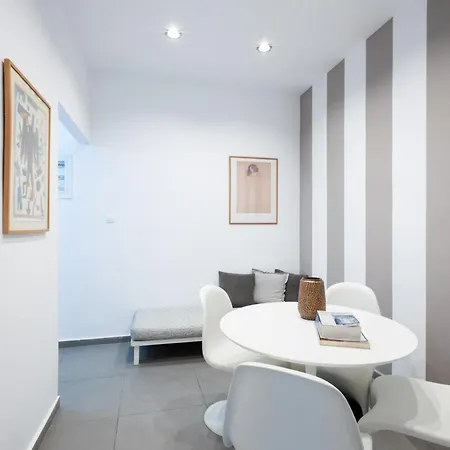 Renovated 5 Bdr House Near Acropolis - New Beds, Terrace & Yard * Atene