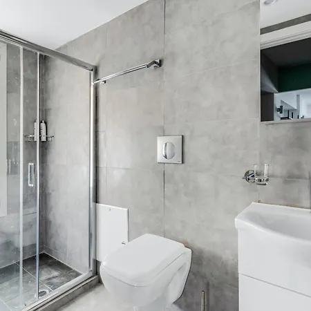 Hideaway Near Ermou Street Perfect For Groups And Families Apartment