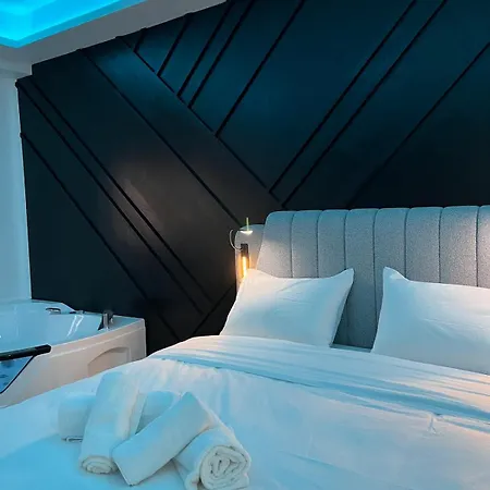 The Golden Jacuzzi Spot Apartment Athens