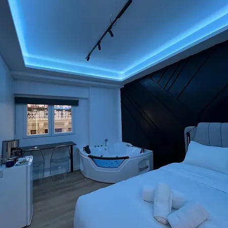 The Golden Jacuzzi Spot Apartment Athens