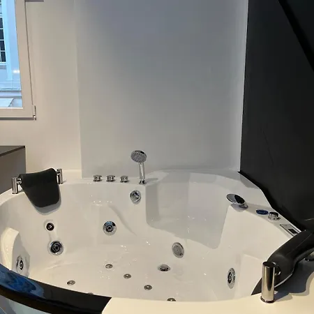 The Golden Jacuzzi Spot Apartment