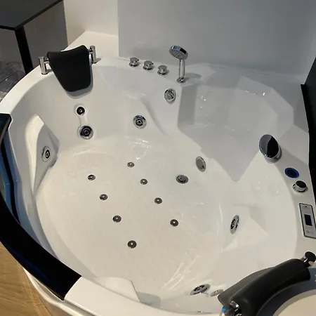 Luxe Haven Jacuzzi *