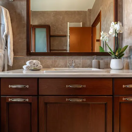 Elegant Skyline Penthouse Acropolis View 3br 2ba *
