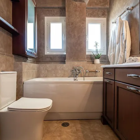 Elegant Skyline Penthouse Acropolis View 3br 2ba