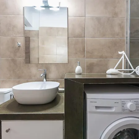 Cozy & Stylish 2br In Neos Kosmos Apartment