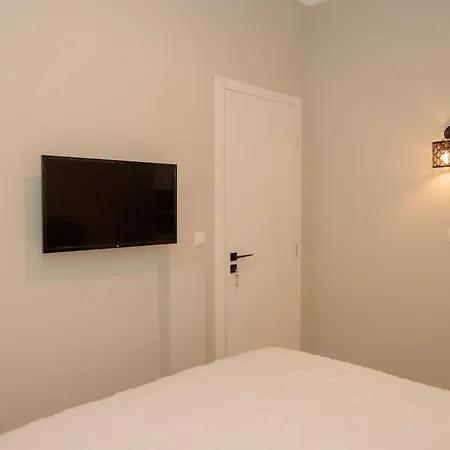 Apartment Chic 2br With Vintage Charm *