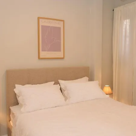 Chic 2br With Vintage Charm Apartment