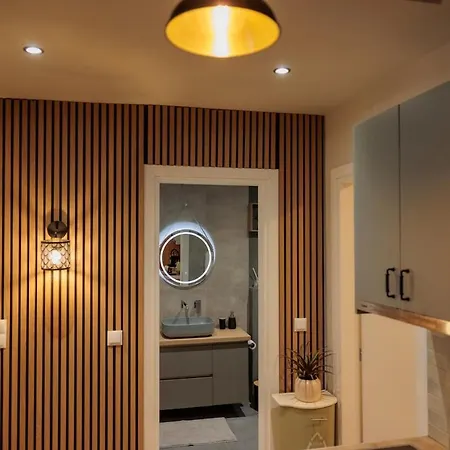 Chic 2br With Vintage Charm Apartment *