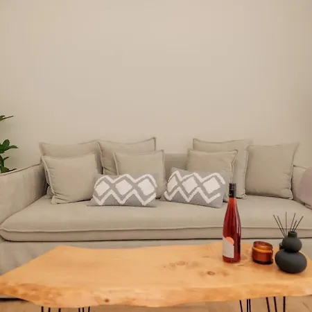 Apartment Chic 2br With Vintage Charm *