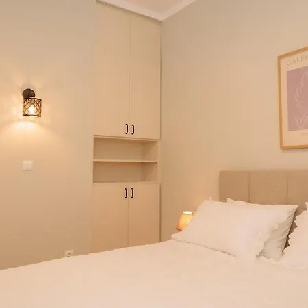 Chic 2br With Vintage Charm