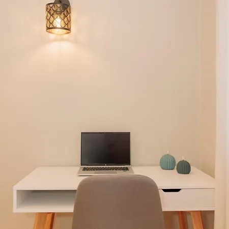 Chic 2br With Vintage Charm Apartment