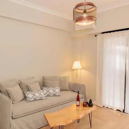 Chic 2br With Vintage Charm *