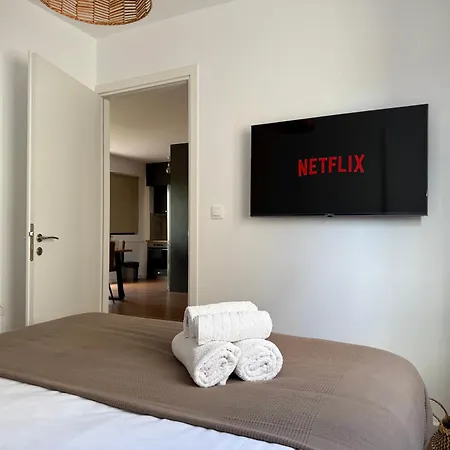 Th0 Futuristic Luxury Two Bedrooms With High-tech Amenities