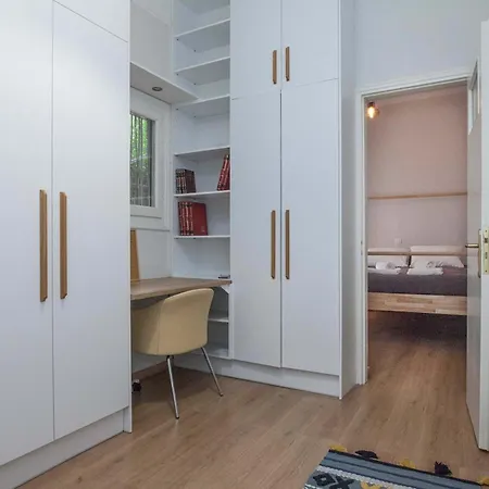Peaceful With Quiet Private Yard In Kallithea *