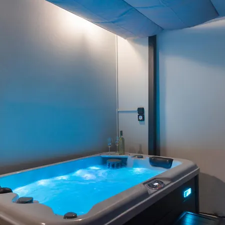 Neoclassical With Jacuzzi Near Acropolis-living Stone Aragonit