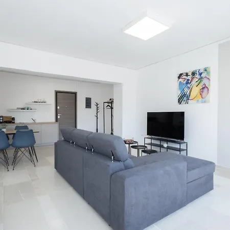 Spacious Urban Retreat 2-bedroom Haven For 8 Apartment