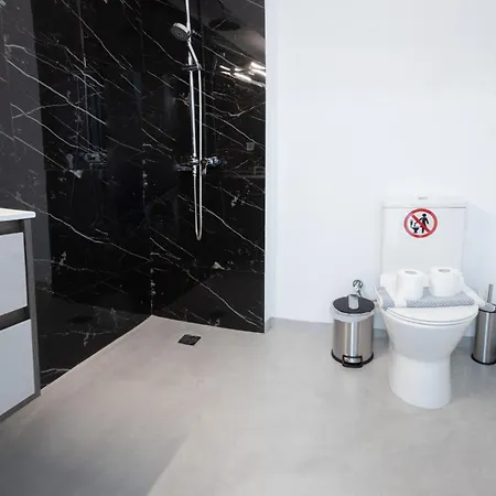 Spacious Urban Retreat 2-bedroom Haven For 8 Apartment *