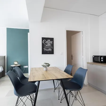 Spacious Urban Retreat 2-bedroom Haven For 8 Athens
