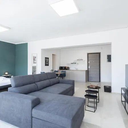 Spacious Urban Retreat 2-bedroom Haven For 8 * Athens
