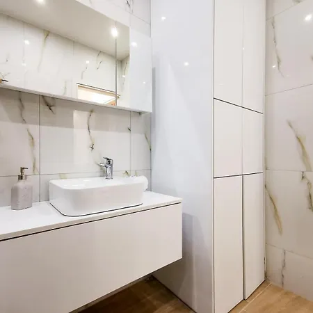 Stunning Next To Acropolis And Metro