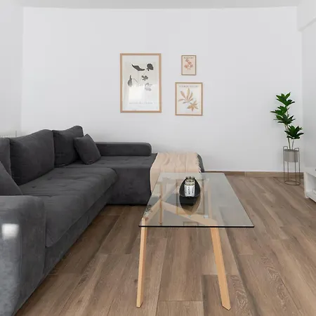 Stylish Spacious In Palaio Faliro