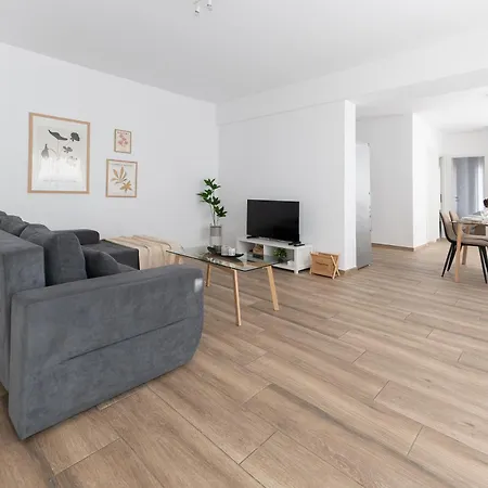 Stylish Spacious In Palaio Faliro *