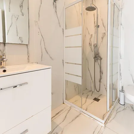 Stylish Spacious In Palaio Faliro *